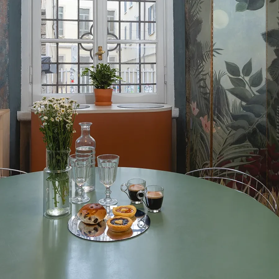 tavolo in una stanza del coworking a milano